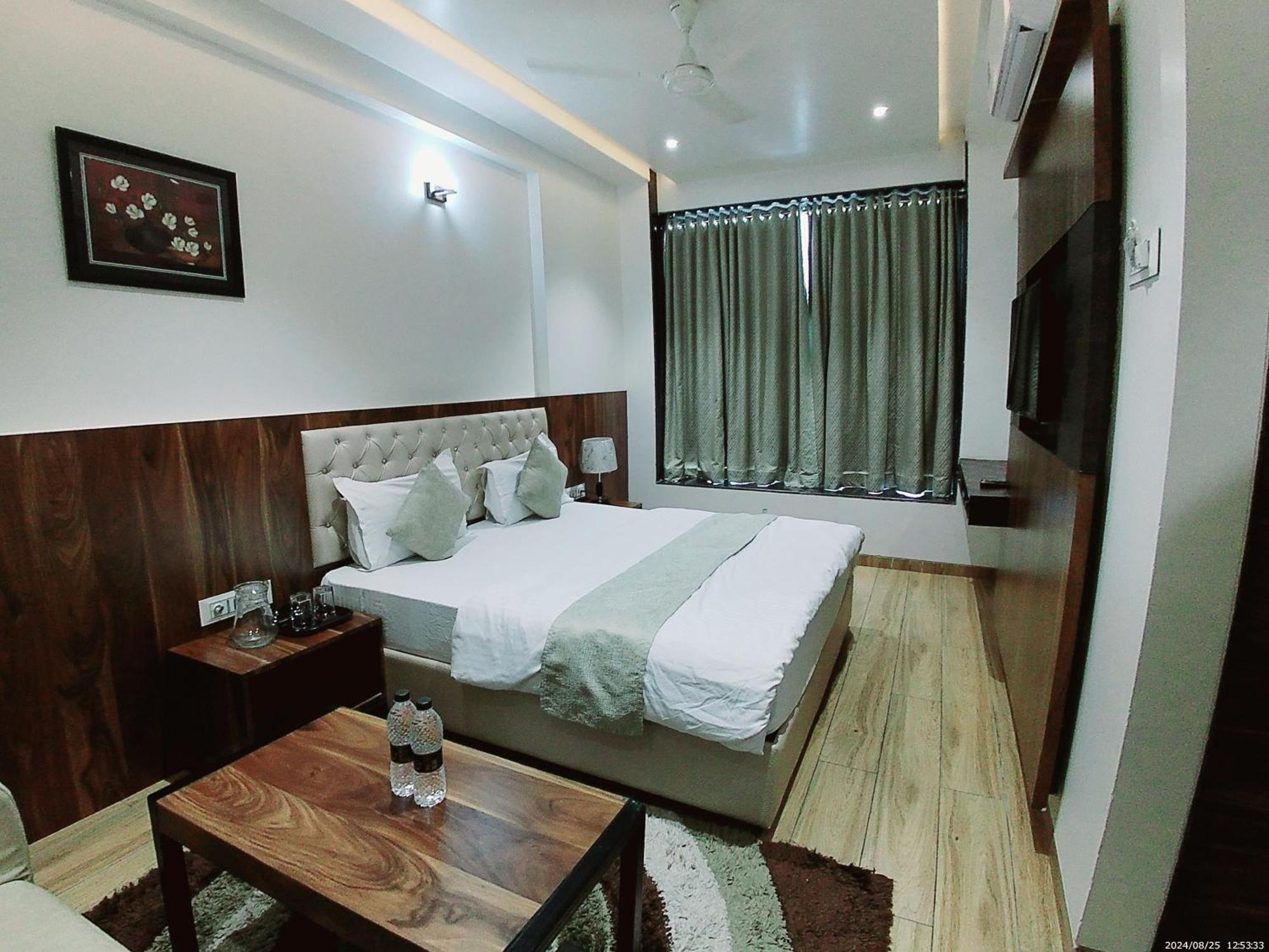 Hotel Sai Pratik, Newly Built Up, Complimentary Shuttle To The Temple 舍地 外观 照片