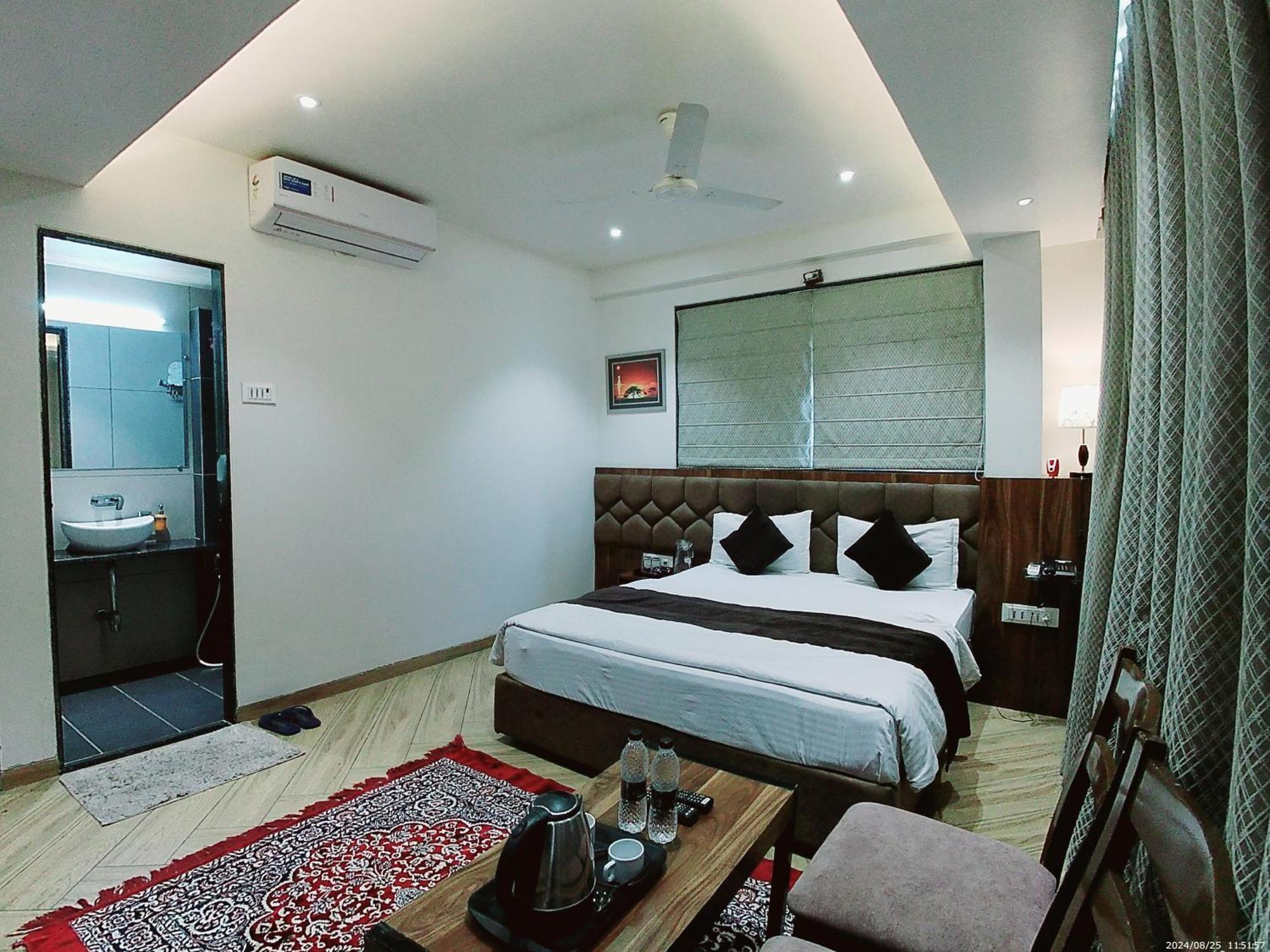 Hotel Sai Pratik, Newly Built Up, Complimentary Shuttle To The Temple 舍地 外观 照片