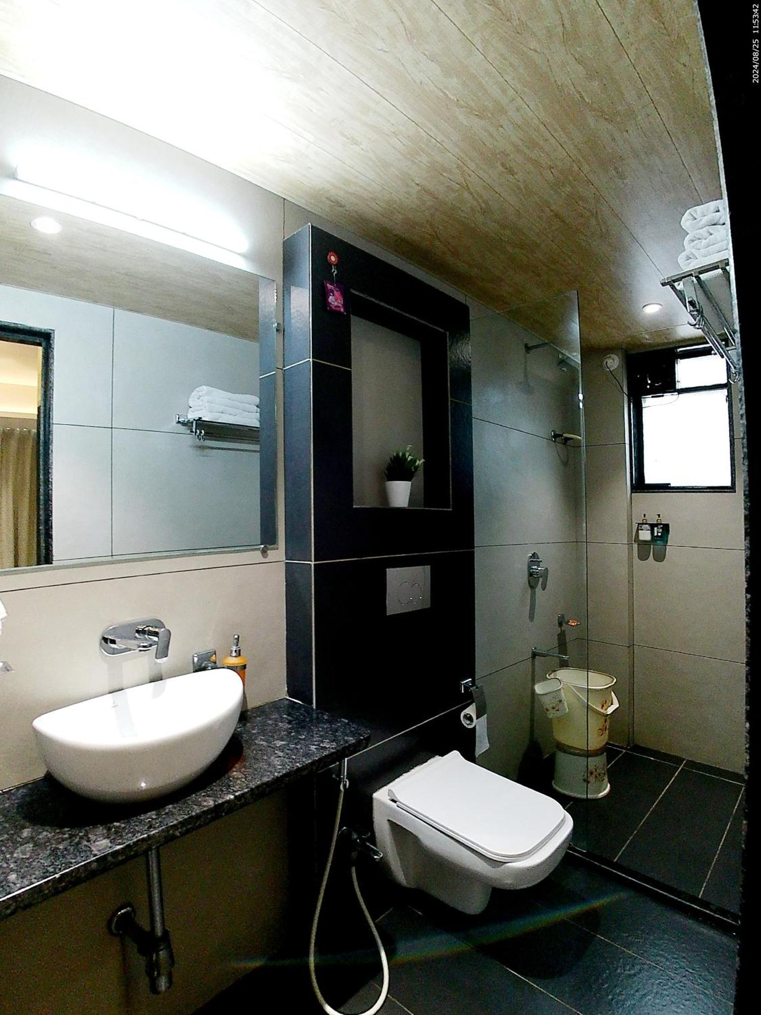 Hotel Sai Pratik, Newly Built Up, Complimentary Shuttle To The Temple 舍地 外观 照片